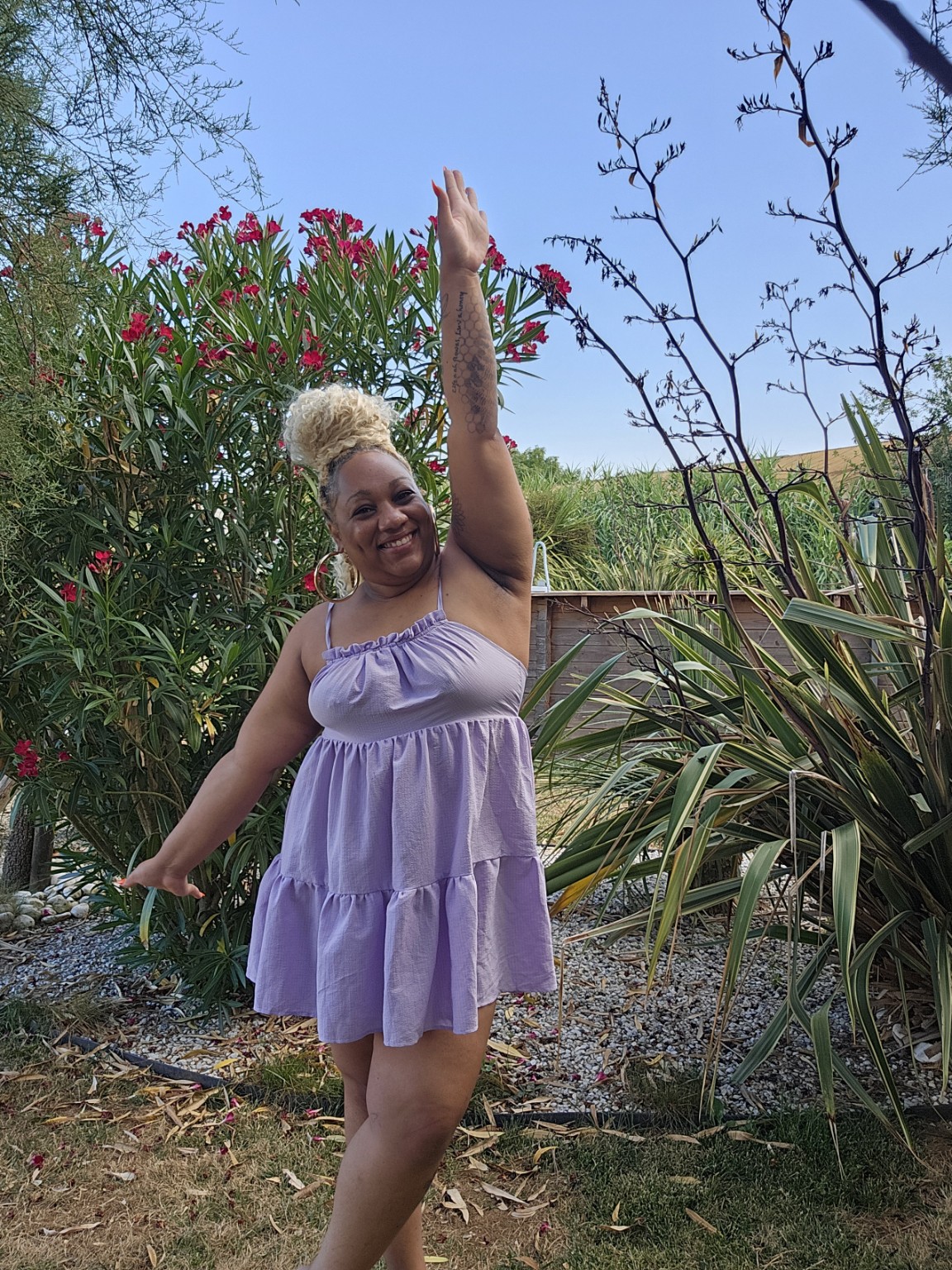 Melissa dans le jardin, robe lilas, plein soleil