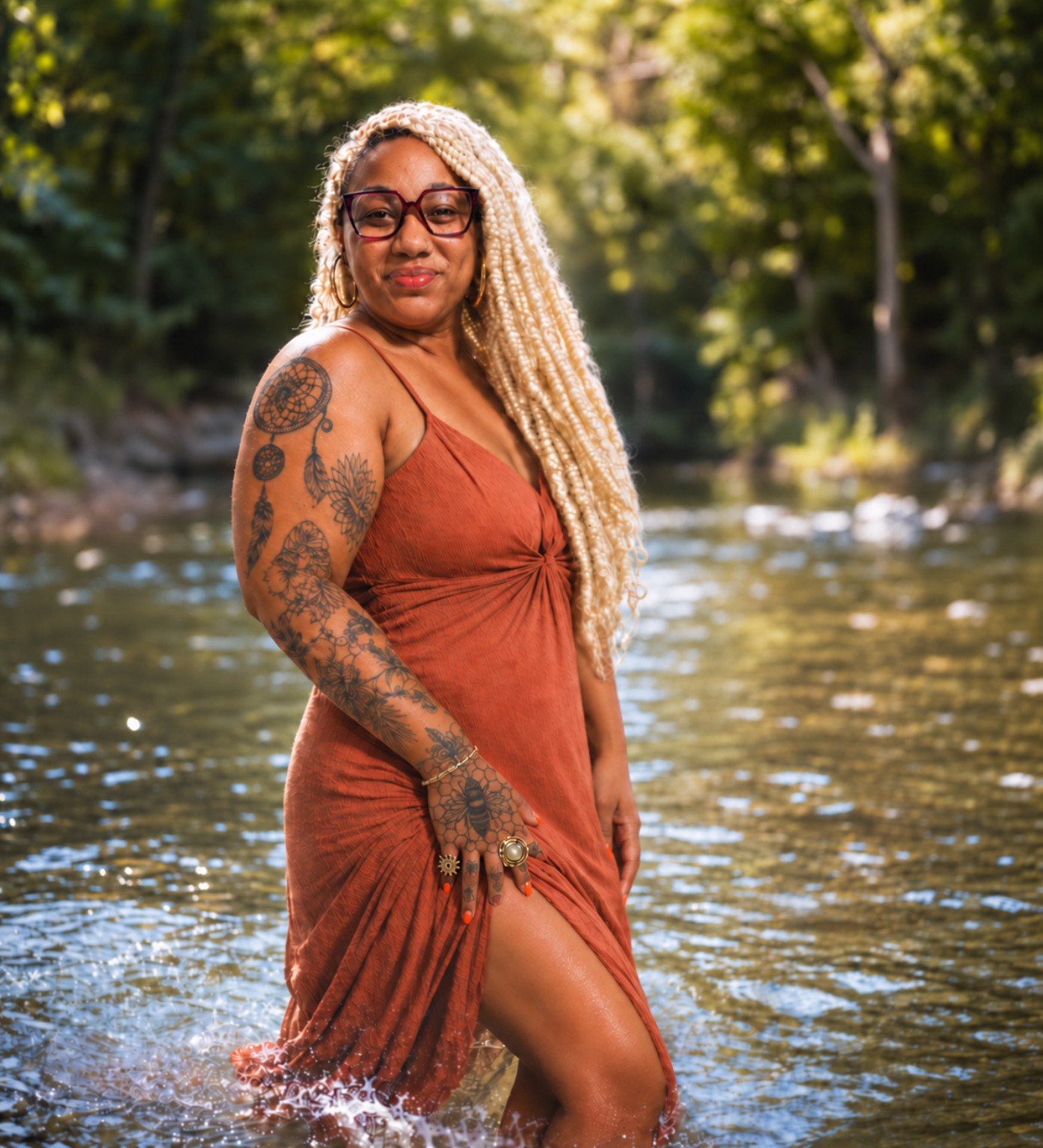 Melissa dans la rivière, robe terracotta, lumière de fin d’après-midi
